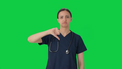 Doctora-India-Decepcionada-Mostrando-Los-Pulgares-Hacia-Abajo-En-La-Pantalla-Verde