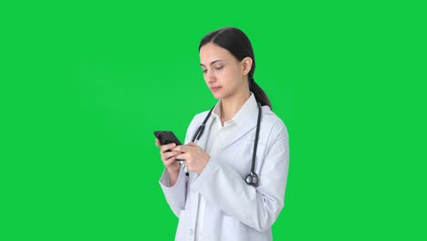 Indische-Ärztin-Chattet-Mit-Jemandem-Auf-Grünem-Bildschirm
