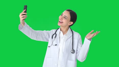 Glückliche-Indische-Ärztin,-Die-Auf-Den-Grünen-Bildschirm-Für-Selfies-Klickt