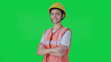 Porträt-Eines-Glücklichen-Bauarbeiters,-Der-Mit-Gekreuzten-Händen-Auf-Grünem-Bildschirm-Steht