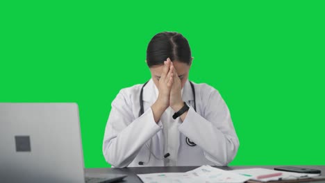 Gestresste-Und-Angespannte-Indische-Ärztin,-Grüner-Bildschirm