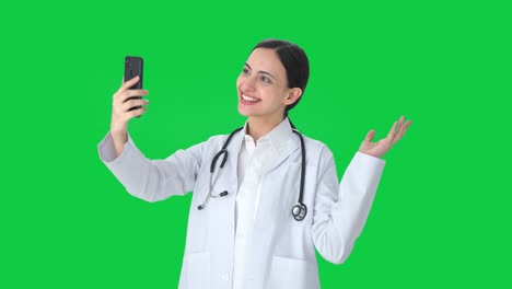 Glückliche-Indische-Ärztin-Beim-Videoanruf,-Grüner-Bildschirm