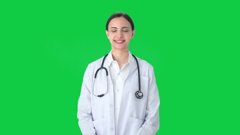 Feliz-Doctora-India-Sonriendo-A-La-Cámara-Pantalla-Verde