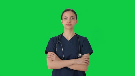 Porträt-Einer-Indischen-Ärztin-Im-Peeling-Anzug,-Grüner-Bildschirm