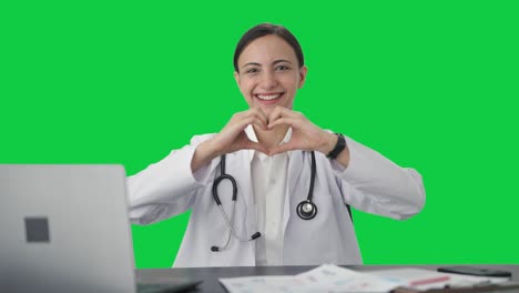 Feliz-Doctora-India-Mostrando-El-Signo-Del-Corazón-En-La-Pantalla-Verde