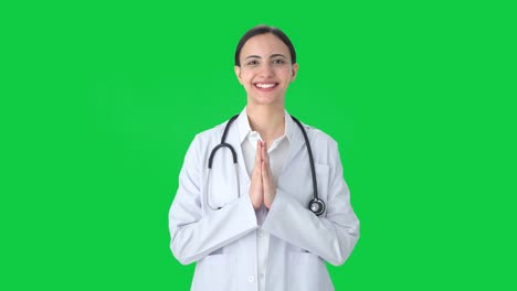 Glückliche-Indische-Ärztin,-Die-Namaste-Green-Screen-Macht