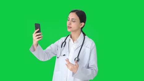 Indische-Ärztin-Spricht-über-Einen-Videoanruf-Mit-Grünem-Bildschirm