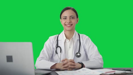 Glückliche-Indische-Ärztin,-Die-Auf-Den-Grünen-Bildschirm-Der-Kamera-Blickt