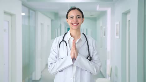 Glückliche-Indische-Ärztin,-Die-Namaste-Macht