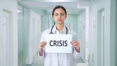 Traurige-Indische-Ärztin-Hält-Krisenbanner