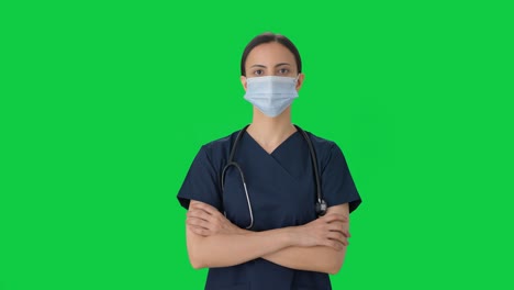 Porträt-Einer-Indischen-Ärztin-In-Chirurgischer-Maske,-Grüner-Bildschirm