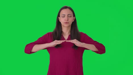 Indische-Frau-Entspannt-Sich-Und-Atmet-Lange-Auf-Grünem-Bildschirm