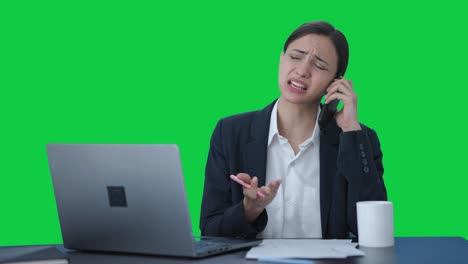 Frustrierte-Indische-Managerin-Schreit-Auf-Dem-Grünen-Bildschirm-Ihres-Mobiltelefons