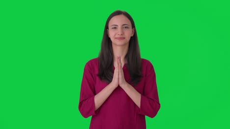 Indische-Frau-Grüßt-Und-Namaste-Auf-Grünem-Bildschirm