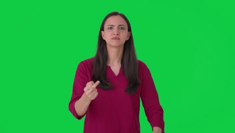 Mujer-India-Enojada-Mostrando-La-Pantalla-Verde-Del-Dedo-Medio