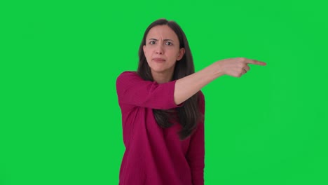 Wütende-Indische-Frau-Fordert-Jemanden-Heraus,-Auf-Grünem-Bildschirm-Zu-Kämpfen