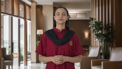 Glückliches-Indisches-Weibliches-Hotelpersonal,-Das-Jemandem-Zuhört