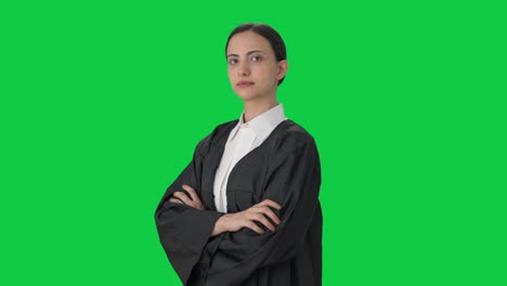 Porträt-Einer-Indischen-Anwältin,-Die-Mit-Gekreuzten-Händen-Auf-Einem-Grünen-Bildschirm-Steht
