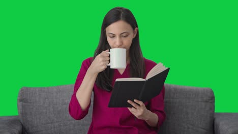 Indische-Frau-Liest-Ein-Buch-Und-Trinkt-Kaffee-Auf-Grünem-Bildschirm