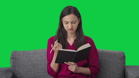 Verwirrte-Indische-Frau,-Die-Ein-Buch-Schreibt,-Grüner-Bildschirm