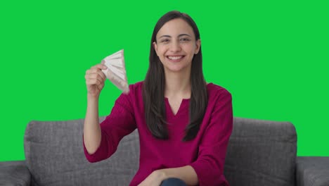 Glückliche-Indische-Frau,-Die-Geld-Als-Fan-Greenscreen-Verwendet