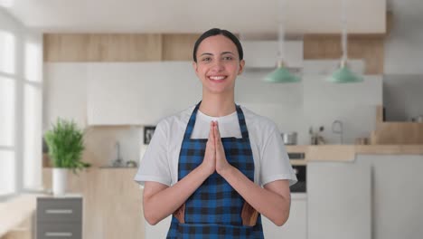 Glückliche-Indische-Hausfrau,-Die-Namaste-Macht