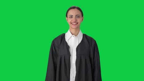 Fröhliche-Indische-Anwältin-Lächelt-Auf-Grünem-Bildschirm