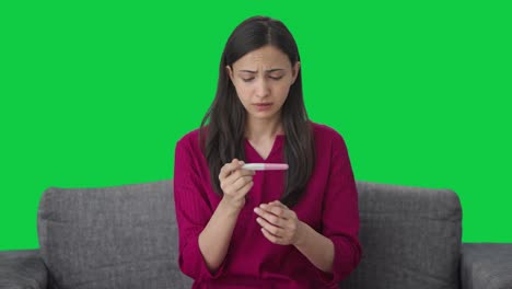 Traurige-Indische-Frau,-Die-Den-Schwangerschaftstest-Auf-Grünem-Bildschirm-überprüft