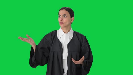 Ernsthafte-Indische-Anwältin-Spricht-Auf-Grünem-Bildschirm