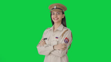 Porträt-Eines-Glücklichen-Indischen-Polizisten,-Der-Mit-Gekreuzten-Händen-Auf-Grünem-Bildschirm-Steht