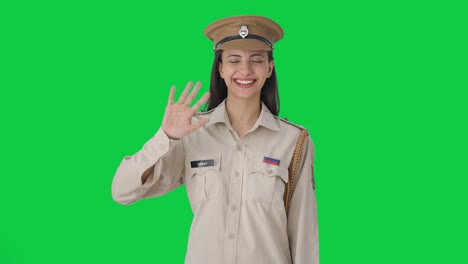 Fröhliche-Indische-Polizistin-Winkt-Hallo,-Grüner-Bildschirm