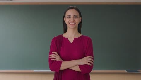 Porträt-Einer-Glücklichen-Indischen-Lehrerin