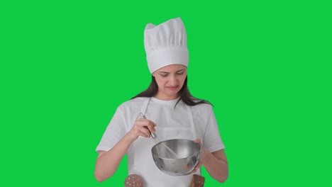Indische-Professionelle-Köchin,-Die-Essen-Auf-Grünem-Bildschirm-Zubereitet