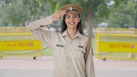 Glückliche-Indische-Polizistin-Salutiert