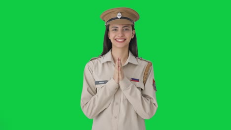 Glückliche-Indische-Polizistin,-Die-Namaste-Green-Screen-Macht