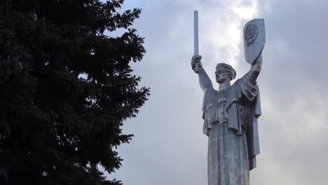 Vista-De-La-Escultura-Del-Monumento-De-Acero-Gigante-De-La-Patria-En-Kiev,-Ucrania