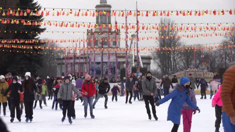 Kiev-Ucrania---11-De-Enero-De-2021:-Pista-De-Patinaje-En-El-Territorio-Del-Complejo-Nacional-Expocentro-De-Ucrania-VDNH