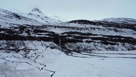 Verschneiter-Berg-Mit-Wasserfall-Im-Winter
