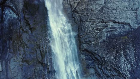 Schneller-Wasserfall,-Der-Durch-Einen-Felsigen-Klippenhang-Fließt