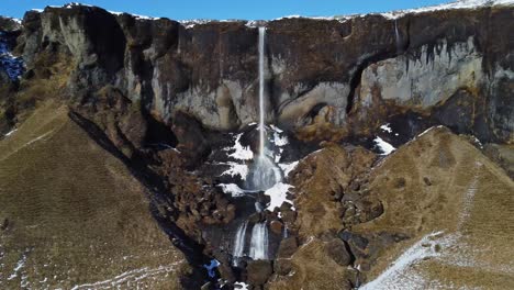 Wasserfall-Auf-Schneebedeckter-Klippe-Im-Winter