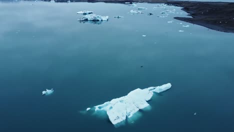 Verschneite-Eisberge-Im-Meerwasser