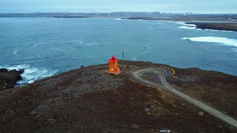 Leuchtturm-Und-Straße-Auf-Einer-Klippe-In-Der-Nähe-Des-Meeres