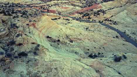 Vista-Por-Drones-De-La-Carretera-Asfaltada-Que-Atraviesa-El-Valle-Arenoso-En-Utah