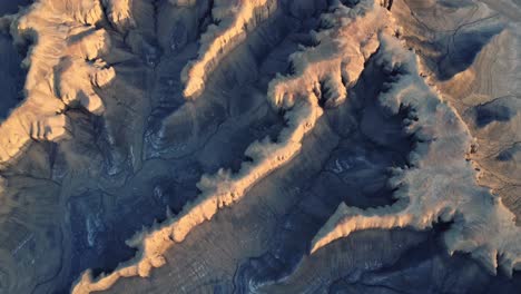 Raue-Oberfläche-Vulkanischen-Geländes-Mit-Verschiedenen-Felsformationen