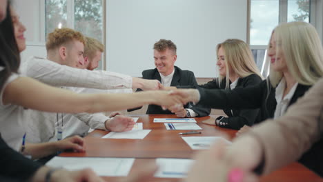 Zwei-Teams-Von-Partnerunternehmen-Schütteln-Sich-Am-Verhandlungstisch-Im-Konferenzsaal-Die-Hände