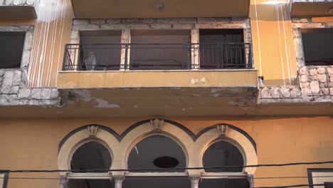 Fenster-Und-Balkone-Eines-Wohnhauses-Im-Stadtviertel