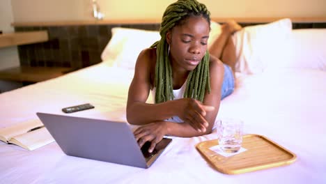 Mujer-Negra,-Utilizar-La-Computadora-Portátil,-En-Cama