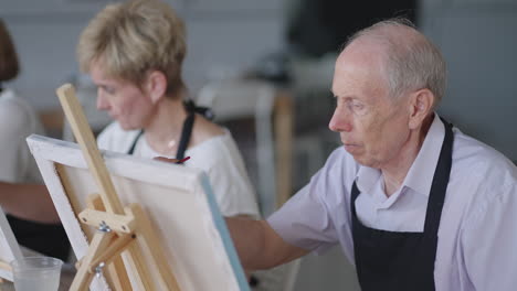 An-elderly-couple-came-together-for-painting-courses-in-retirement.-Family-elderly-lovers