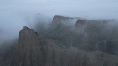 Majestätische-Aussicht-Auf-Den-Bergrücken-In-Den-Wolken