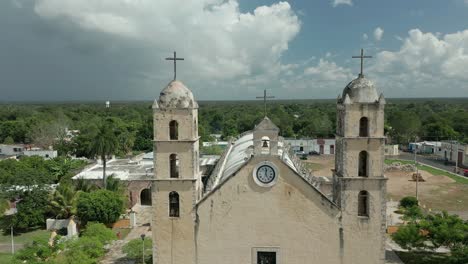 Paisaje-Urbano-Con-La-Antigua-Iglesia-En-Un-Día-Soleado